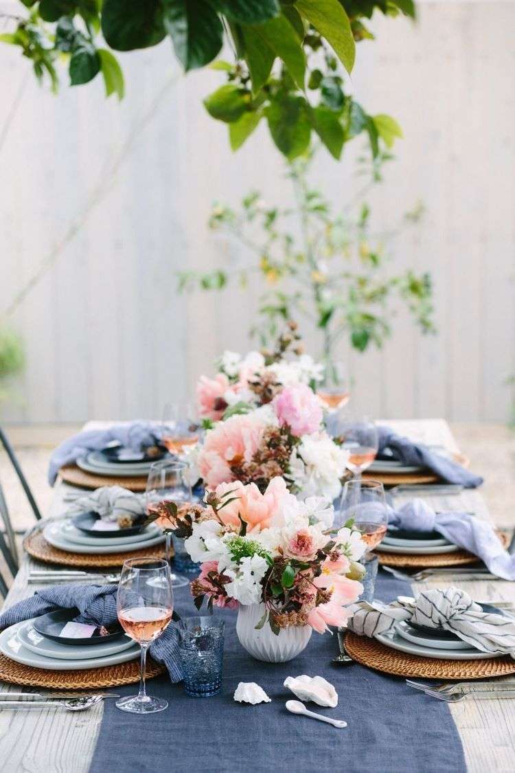 beautiful Easter table ideas blue table runner and napkins