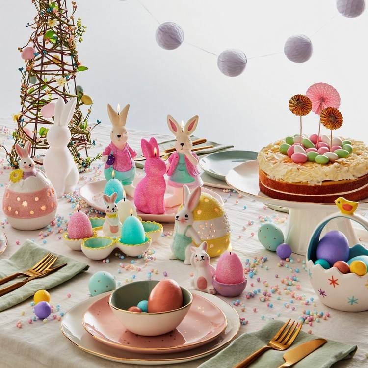 bunnies and colored eggs festive Easter table decorating ideas