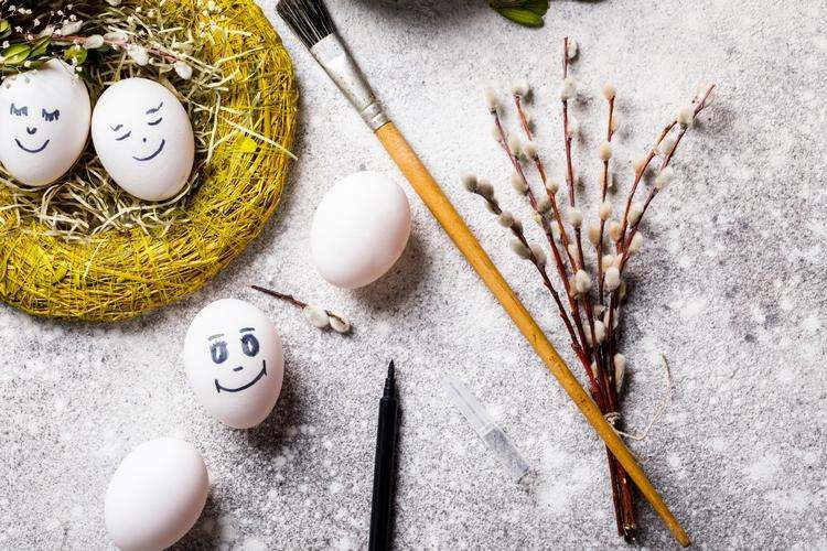 quick and easy egg decorating ideas cute easter eggs with funny faces