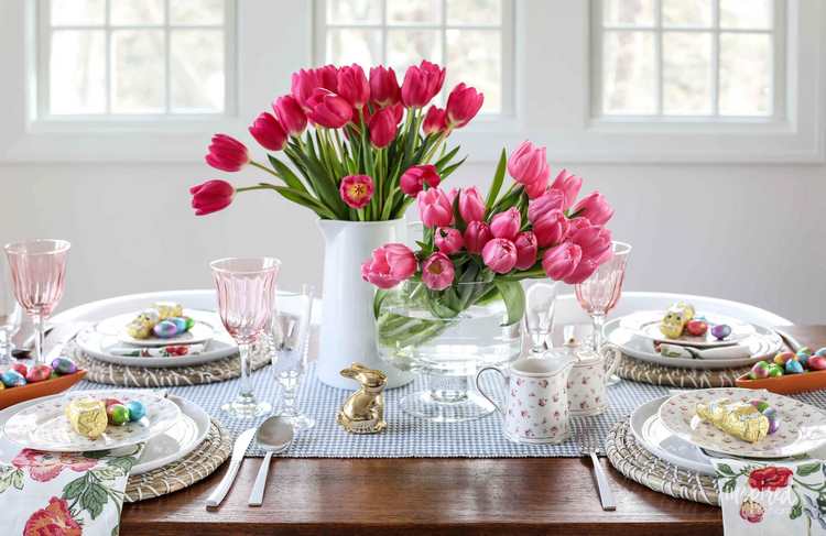 easter table decor ideas tulips as centerpiece