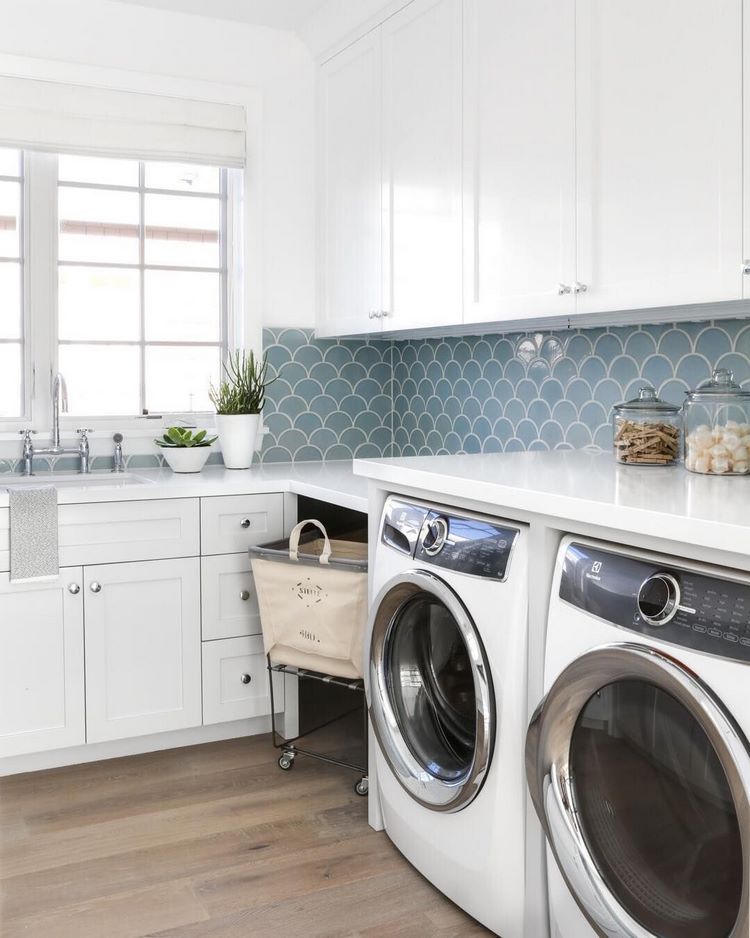 laundry-room-ideas-tile-backsplash-wood-flooring