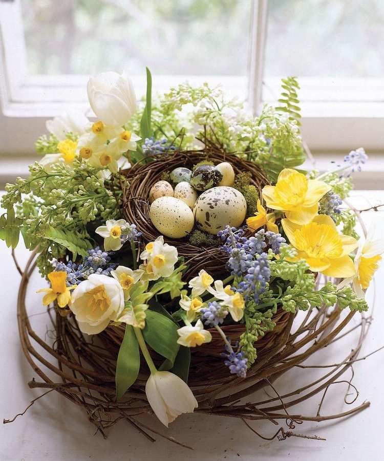 quail eggs and spring flowers Easter table decorating ideas