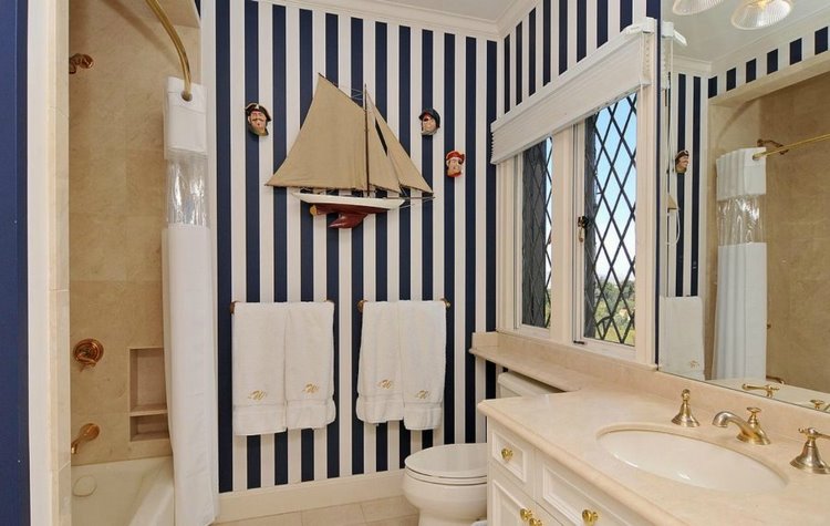 vertical stripes wall decor ideas nautical themed bathroom
