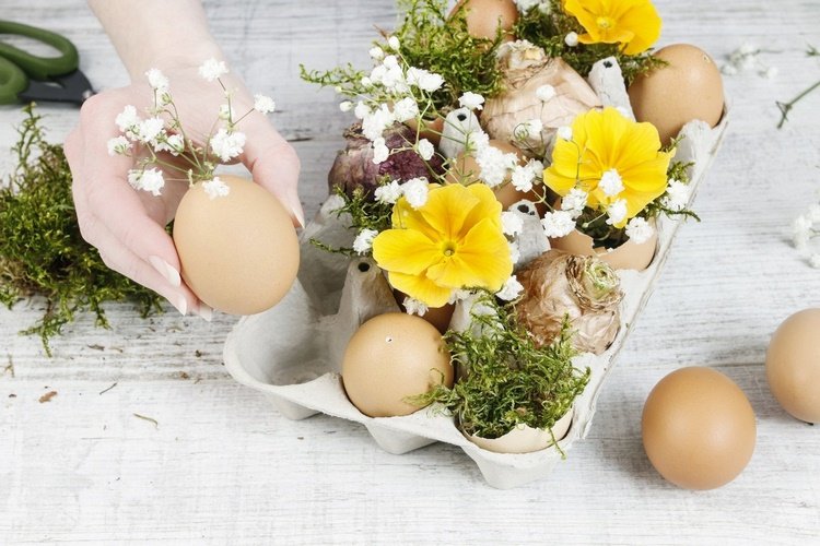 DIY egg carton Easter centerpiece ideas