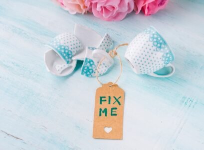 How-to-glue-broken-porcelain-plates-and-cups-at-home