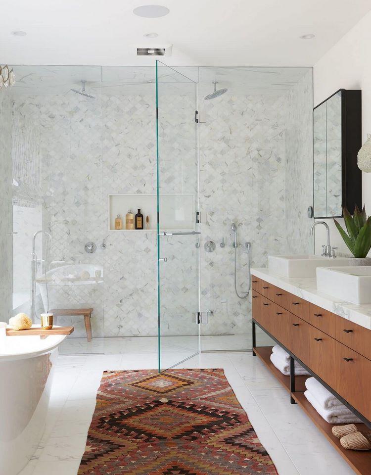 area rug in modern bathroom design