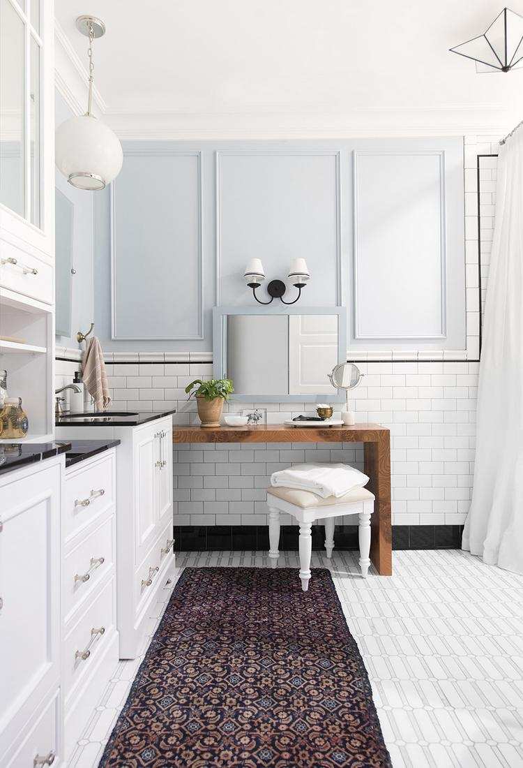 vintage-bathroom-rug-as-an-accent-in-white-interior