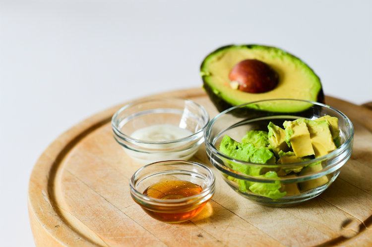 Avocado honey and yogurt face mask for dry skin