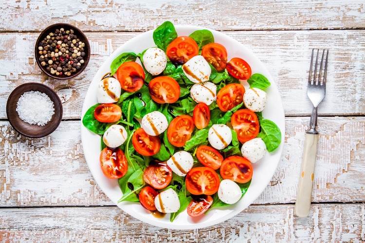 Spinach mozzarella and cherry tomatoes salad