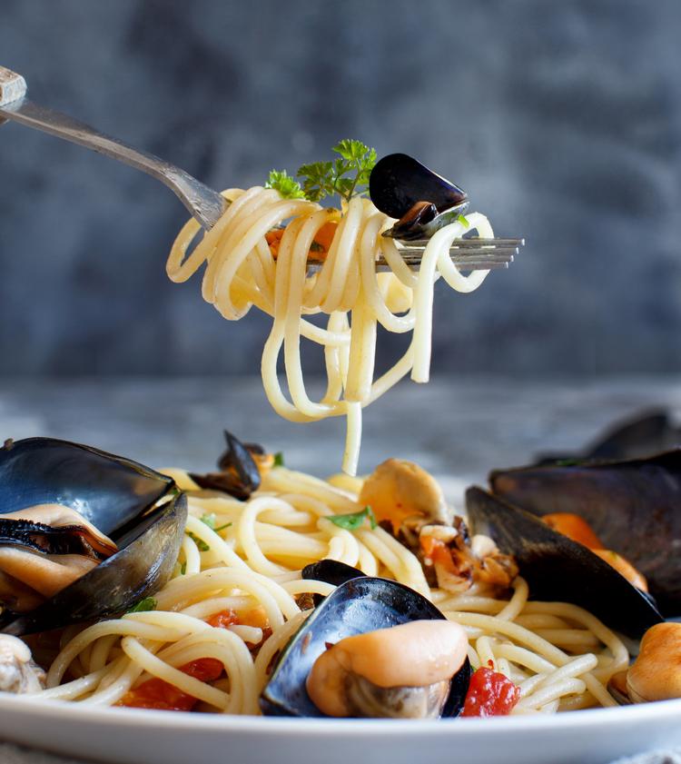 spaghetti with mussels and tomatoes recipe
