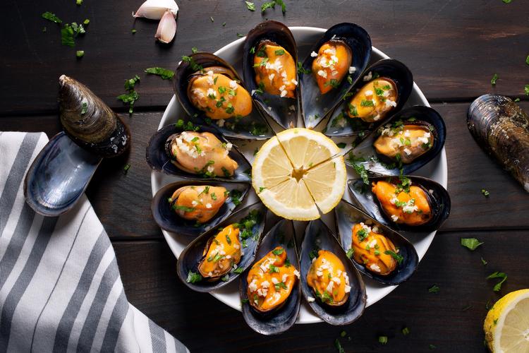 steamed mussels with garlic parsley