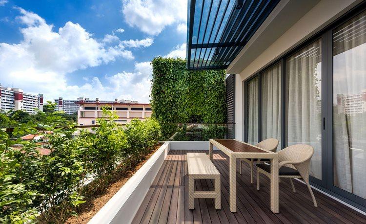 A living wall on the balcony provides wind protection