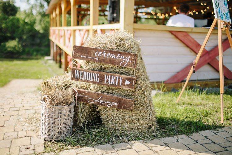 Natural Materials and Fabrics as Rustic Wedding Decor 