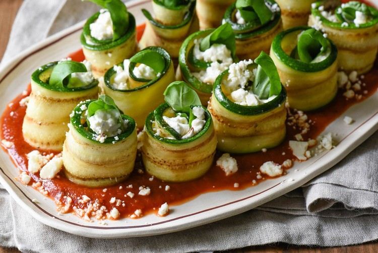 Zucchini rolls with feta and spinach