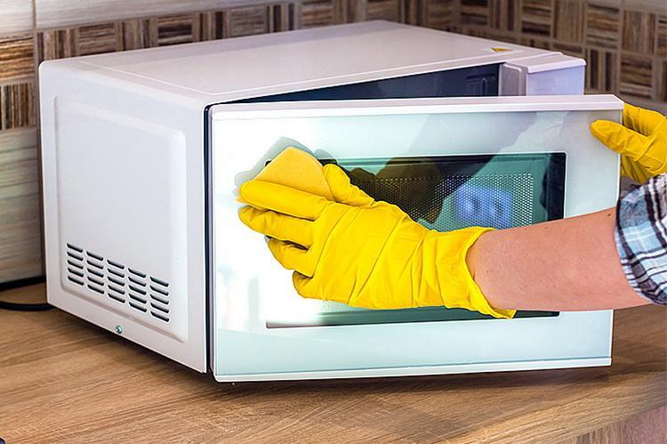 clean the microwave oven without chemicals