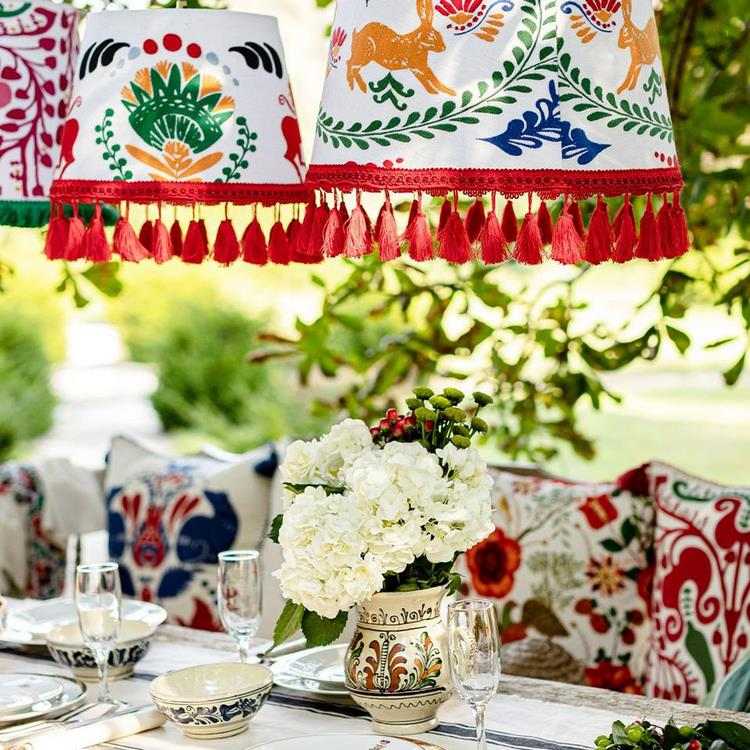 backyard party table decor ideas colorful pillows and lamp shades