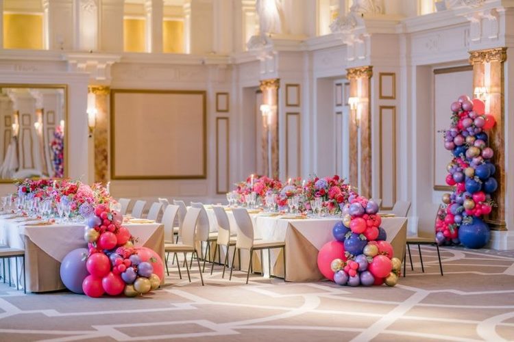 wedding decor ideas Balloons as color accents
