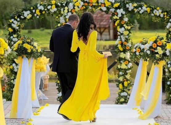 Bright-and-Cheery-Yellow-Wedding-Ideas-for-Sunny-Mood-on-the-Big-Day