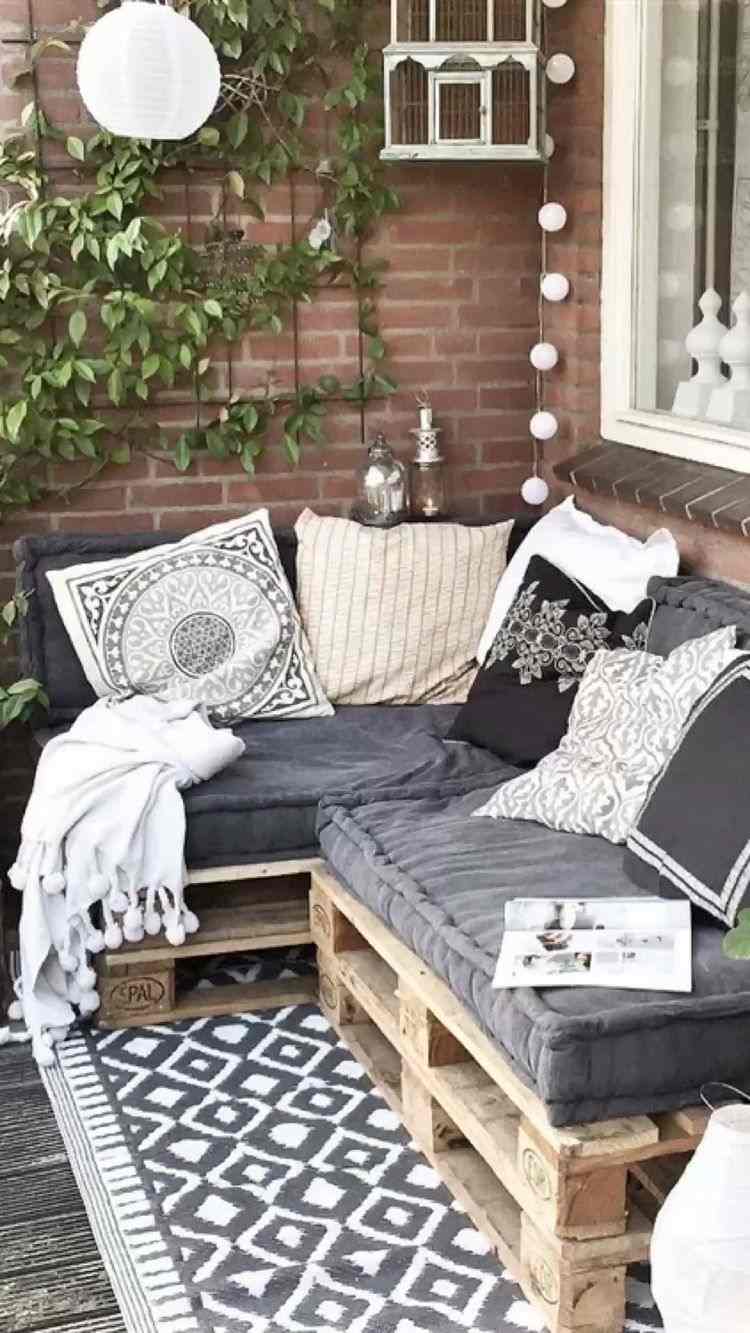 DIY balcony furniture pallet sofa