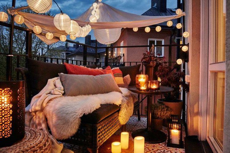 Fairy Lights on the Balcony Create a Cozy Outdoor Space