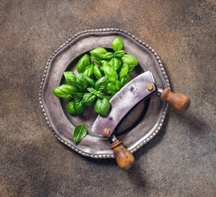 How to Thaw Frozen Basil