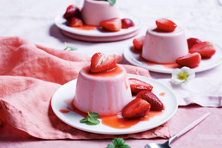Strawberry Panna Cotta summer no bake desserts