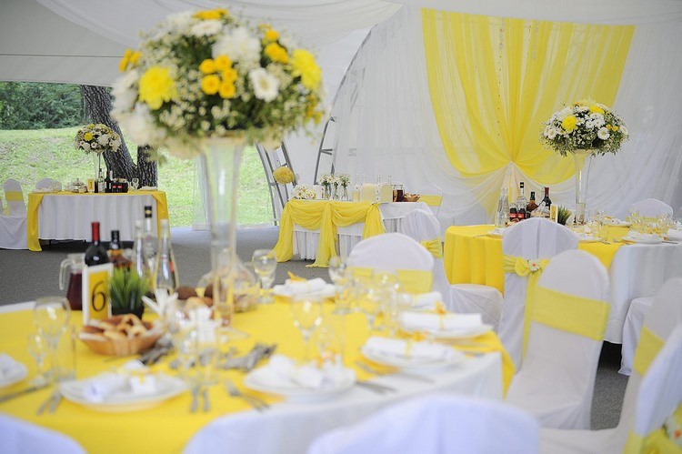 yellow and white wedding reception table decor ideas