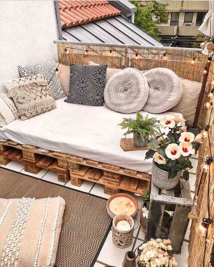 boho style balcony decor and DIY pallet outdoor bed