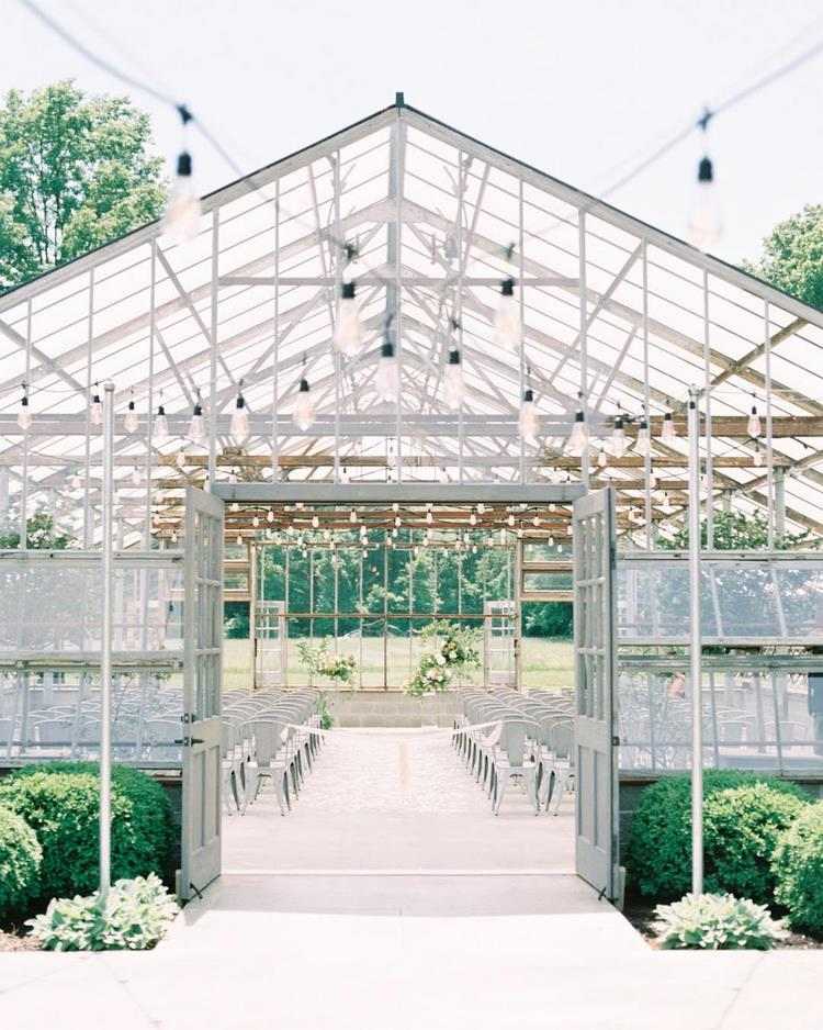 choose a venue for your minimalist wedding