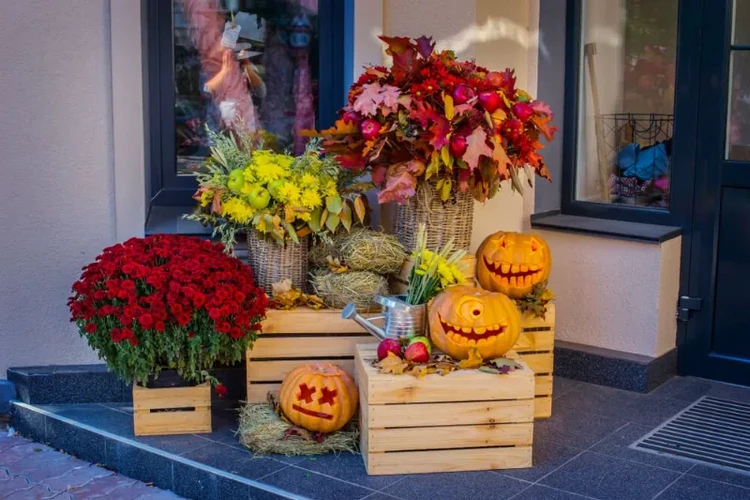flowers pumpkins and wooden crates outdoor fall decoration ideas