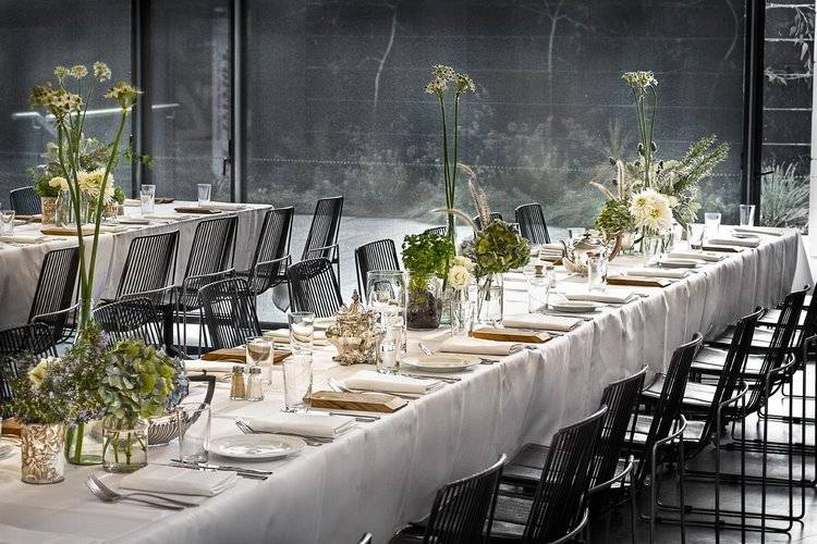 minimalist style wedding ideas table setting and decor