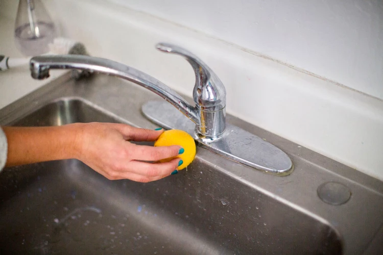 Clean-your-stainless-steel-sink-with-lemon