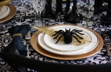 Halloween-2021-Table-Decoration-Ideas-Dramatic-and-Spooky-Chic-Table-Setting