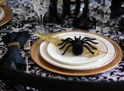 Halloween-2021-Table-Decoration-Ideas-Dramatic-and-Spooky-Chic-Table-Setting