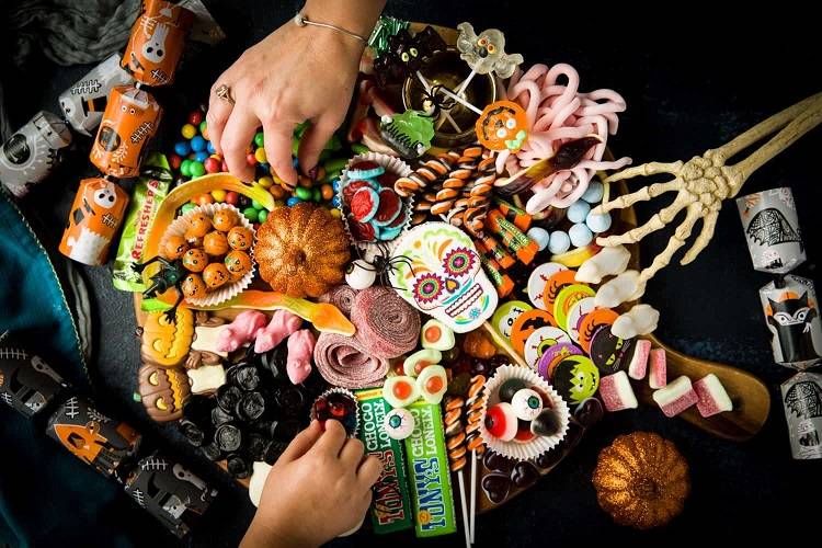How to Make a Jaw-Dropping Halloween Candy Board 2021 Ideas