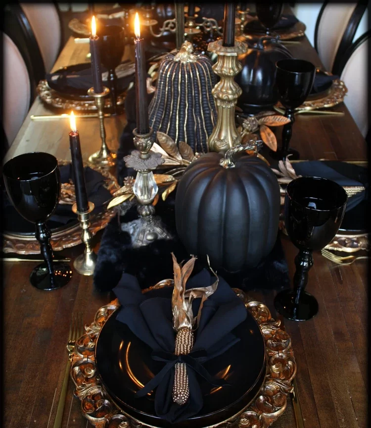 black and gold Halloween table decor ideas DIY centerpiece