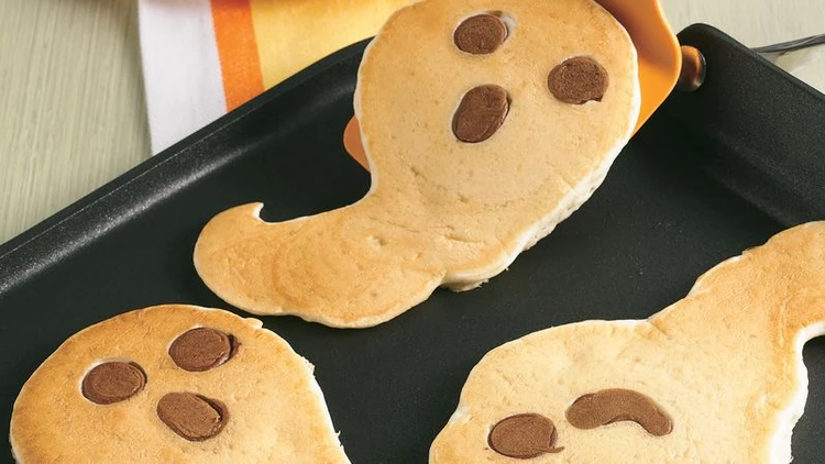 ghost pancakes Halloween breakfast ideas