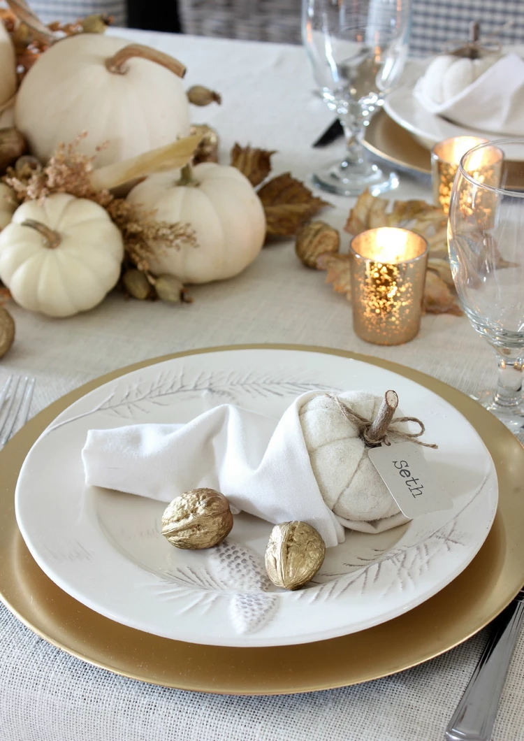 Cornucopia Napkin Folding Thanksgiving table ideas