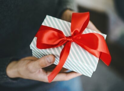 How-to-Choose-the-Best-Gift-for-a-Woman-and-Make-Her-Feel-Really-Special