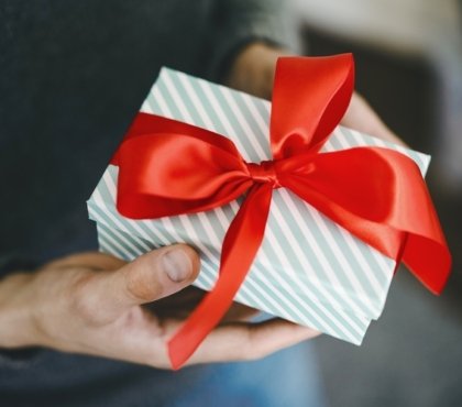 How-to-Choose-the-Best-Gift-for-a-Woman-and-Make-Her-Feel-Really-Special