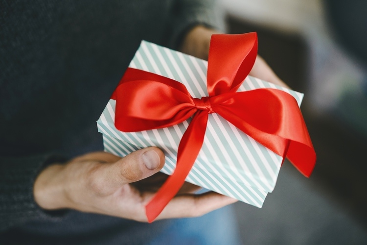 How to Choose the Best Gift for a Woman and Make Her Feel Happy
