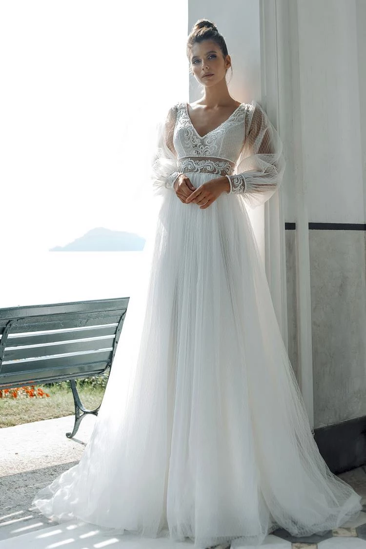 A Versatile Cut for Any Type of Figure Wedding Dress in Greek Style