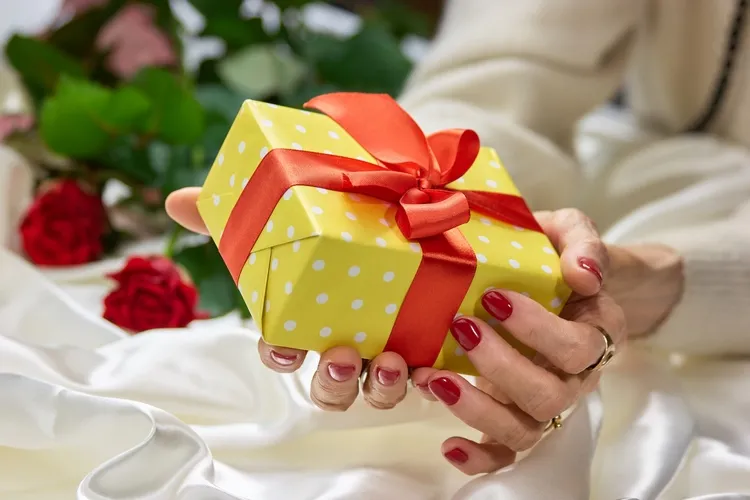 What is important when choosing a gift for a woman