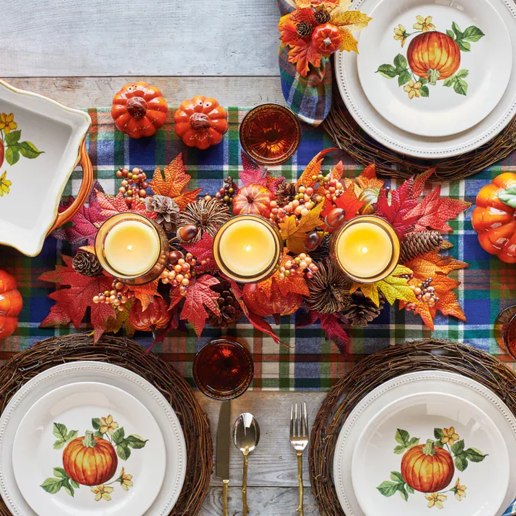 Thanksgiving table decorating ideas candles and colored fall leaves