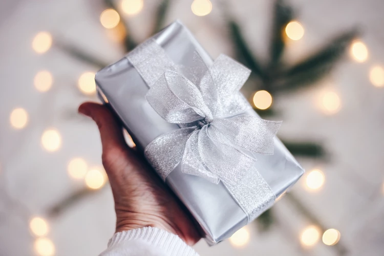 how to choose a gift for woman tips and ideas