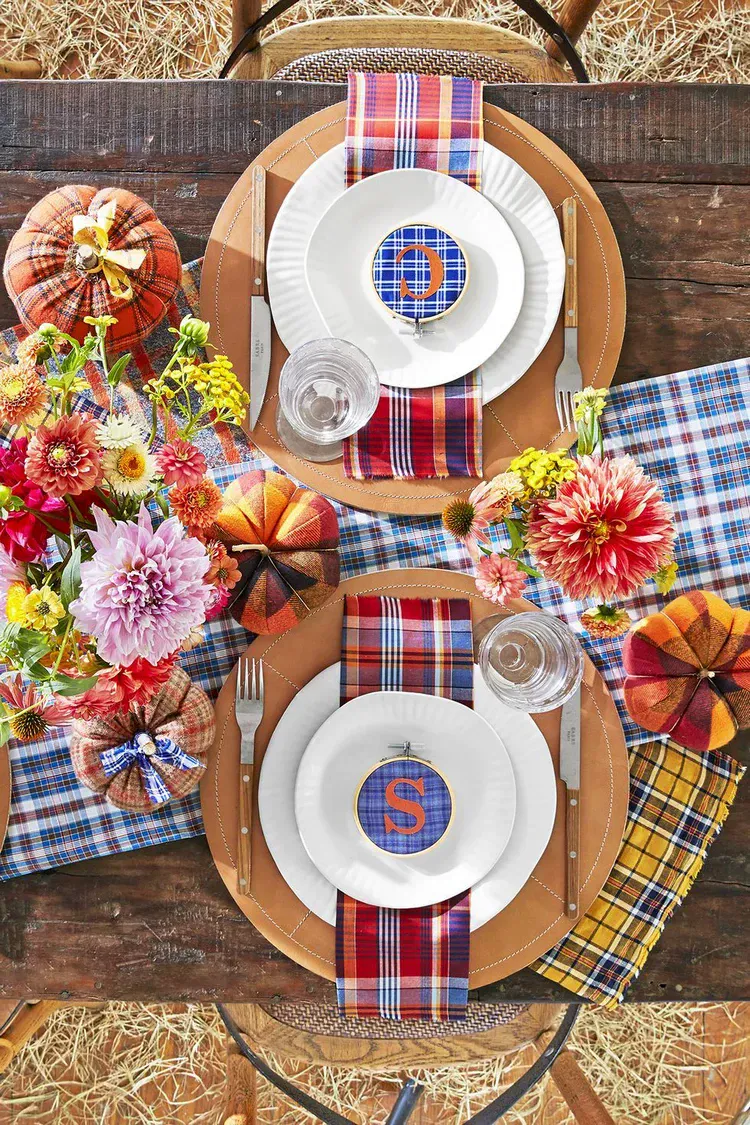 thanksgiving table setting plaid napkins and table runner