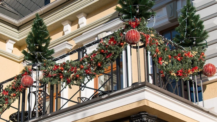 Balcony Christmas Decoration ideas garlands tree ornaments