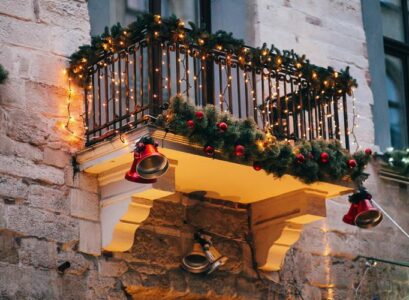 Christmas-Balcony-Decorating-Ideas-to-Welcome-the-Holiday-Season