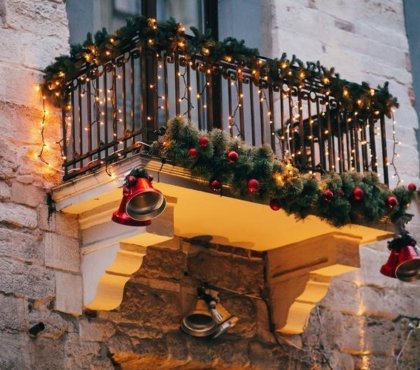 Christmas-Balcony-Decorating-Ideas-to-Welcome-the-Holiday-Season