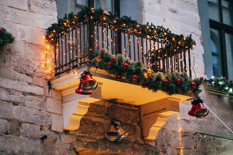Christmas Balcony Decorating Ideas to Welcome the Holiday Season